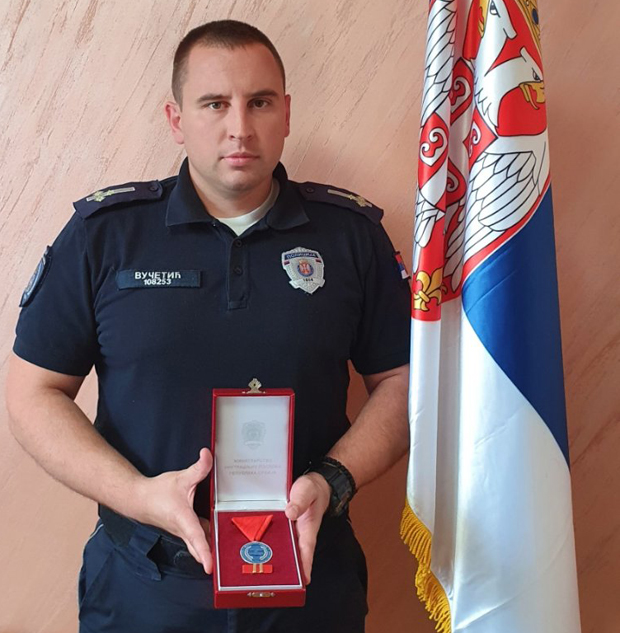 Док ју је колега заговарао, скочио је и мајку са бебом повукао у назад од ивице смрти: Како је најмлађи полицијски командир у Београду добио сребрну медаљу за храброст